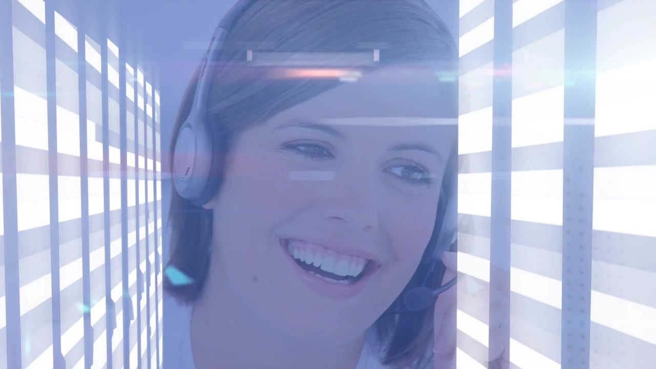 Scie luminose sullo sfondo di una responsabile del servizio clienti caucasica che parla al telefono con auricolare