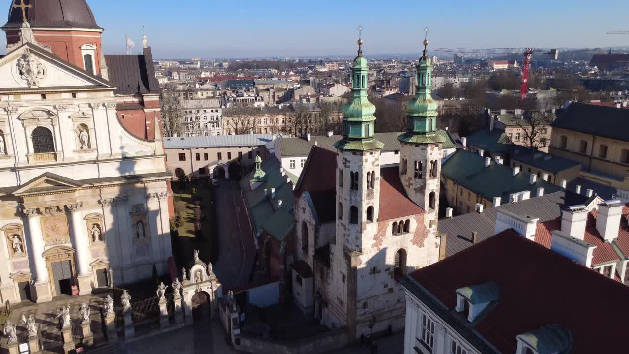Veduta aerea di chiese storiche e della piazza cittadina a Cracovia