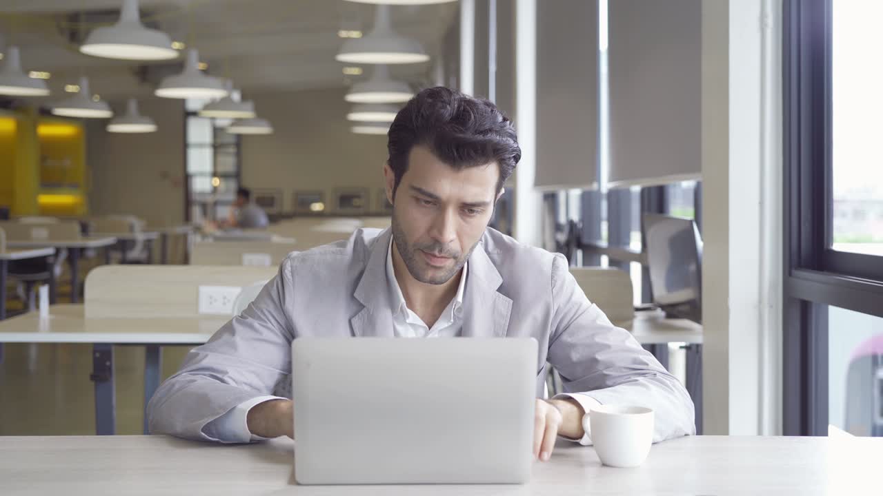 retrato de triste depresión negocio hombre de oriente medio, persona pensando en el problema, trabajando en línea, usando una computadora portátil cuaderno, dispositivo de tecnología. estilo de vida de la gente.