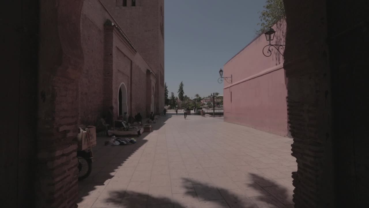 un pasaje por la puerta de al koutoubia en marrakech con vistas a la mezquita.