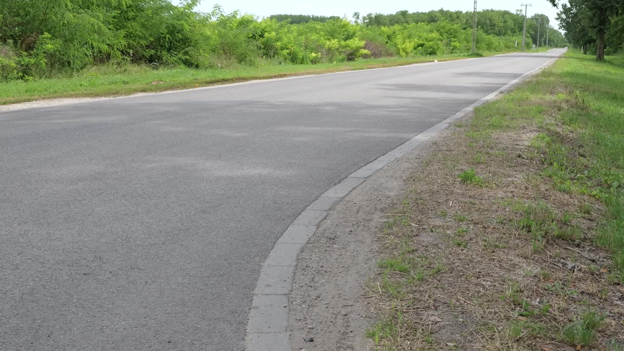 시골 풍경에서 황폐한 보행길. 클로즈업