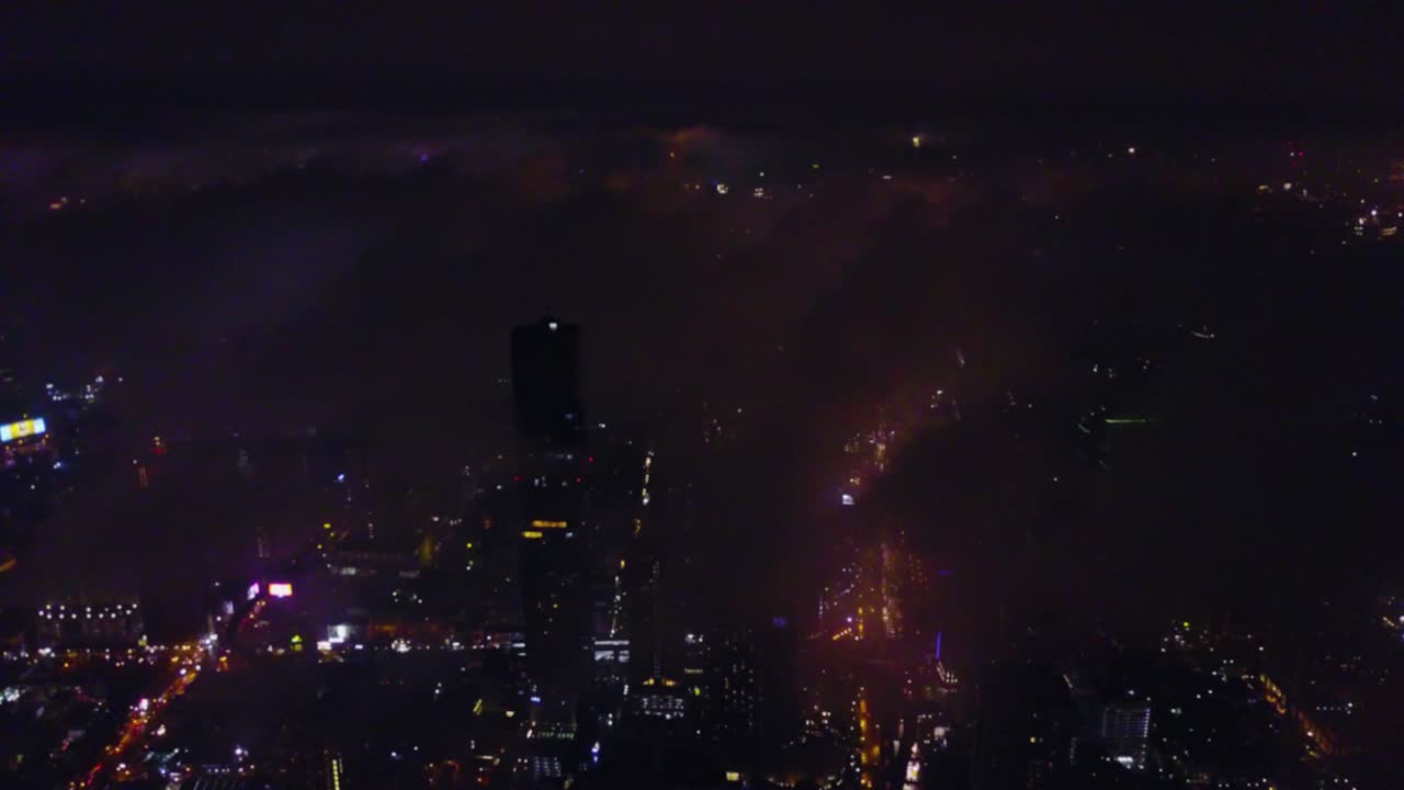 espectáculo de fuegos artificiales de la ciudad por la noche con niebla