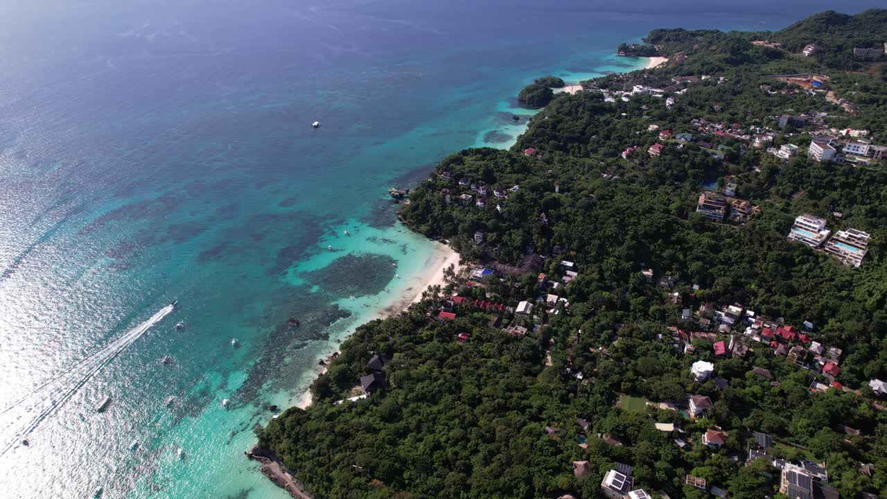 la playa de boracay en filipinas filmada desde un avión no tripulado capturando la hermosa playa y la gente disfrutando del paraíso