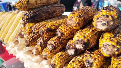 maíz a la parrilla en un mercado
