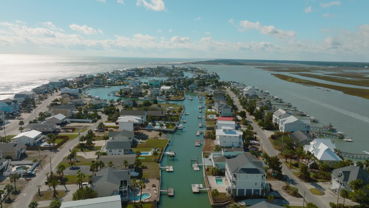 보트와 부두가 있는 해변 마을