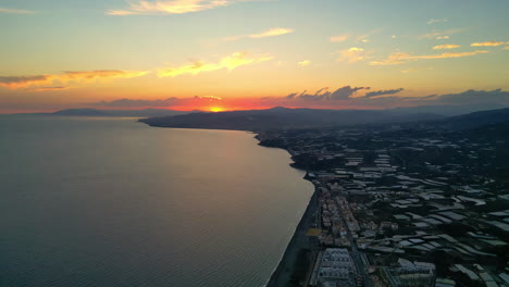 Visión-Aérea-Hacia-Atrás-De-La-Costa-Del-Sol,-Costa-Del-Sol,-Puesta-De-Sol-En-España