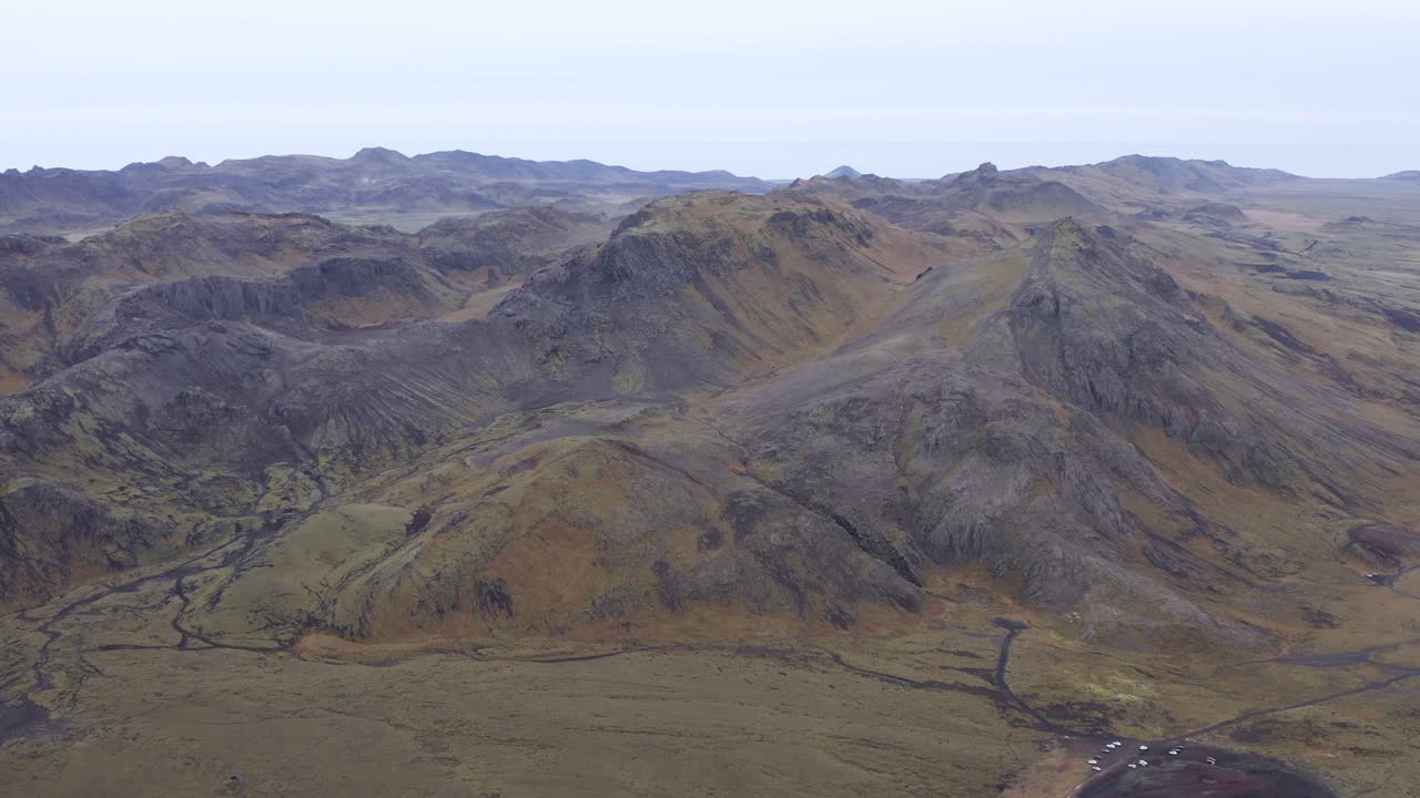 화산은 아이슬란드 풍경, 공중에서 잔디 평원 위로 높이 솟아 있습니다.