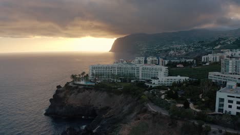 puesta de sol aérea sobre funchal, madeira con hoteles y el océano