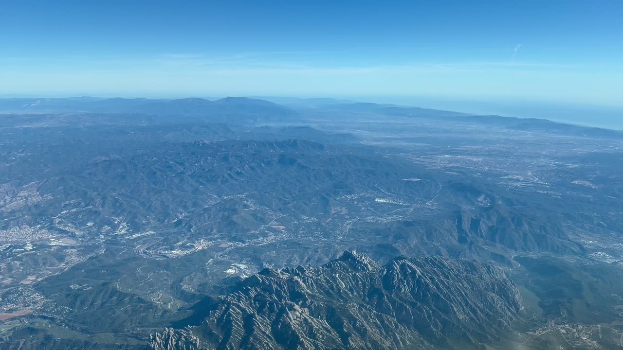 la cordillera de montserrat, en la ciudad de barcelona, españa.