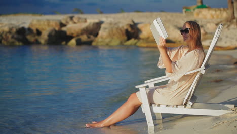 Frau-Mit-Pad-Macht-Fotos-Vom-Meer-Und-Sitzt-Im-Liegestuhl-Am-Strand