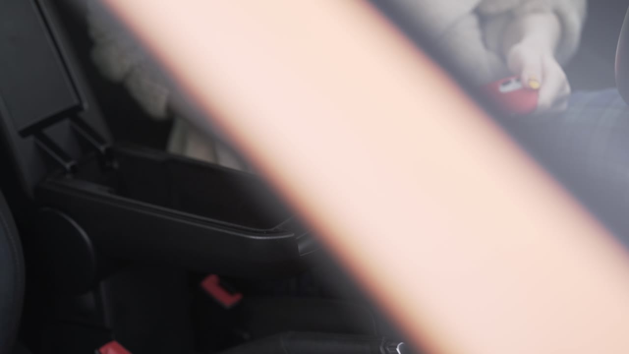 팔꿈치와 승객이 있는 자동차 내부