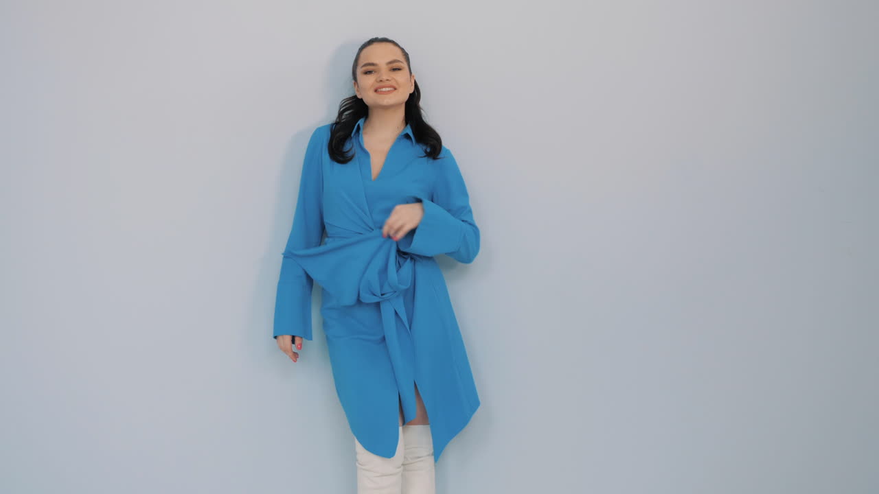 mujer con un vestido azul