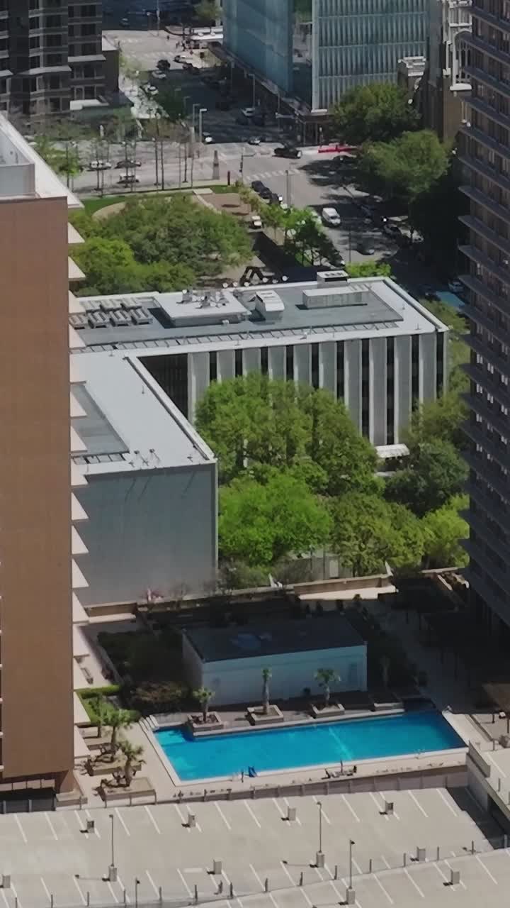 Vista do centro de Dallas, destacando a área da piscina em um ambiente urbano