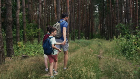 hombre y niños en el bosque