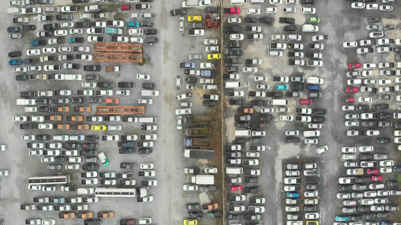 많은 무작위 유형과 색상의 차량이 있는 야외 주차장을 직접 내려다 볼 수 있습니다.