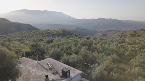 toma de drones del campo matutino y la casa de los granjeros en sierra nevada españa