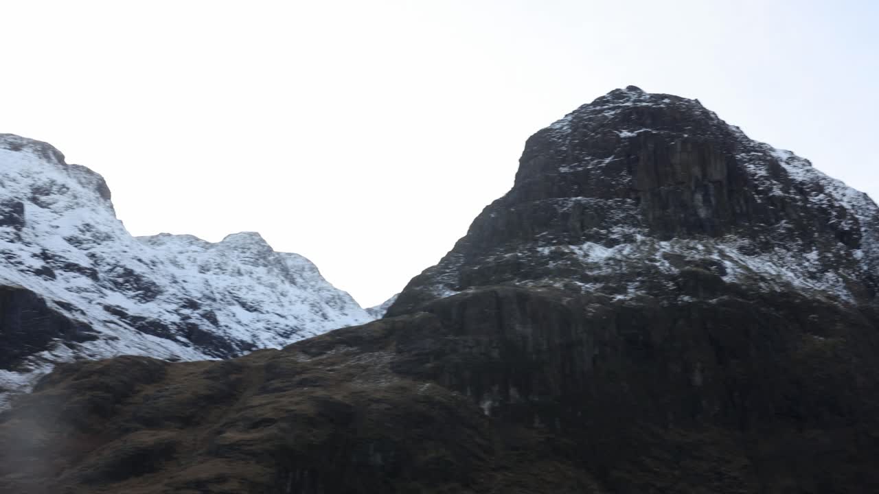 telefoto panorámica de las cumbres nevadas de bidean nam bian en un día de pájaro azul