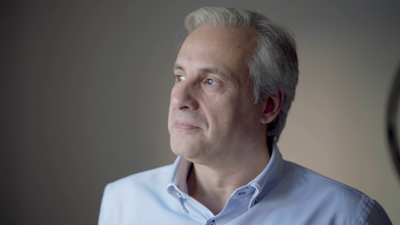 primer plano de un hombre de negocios adulto de cabello gris y confiado