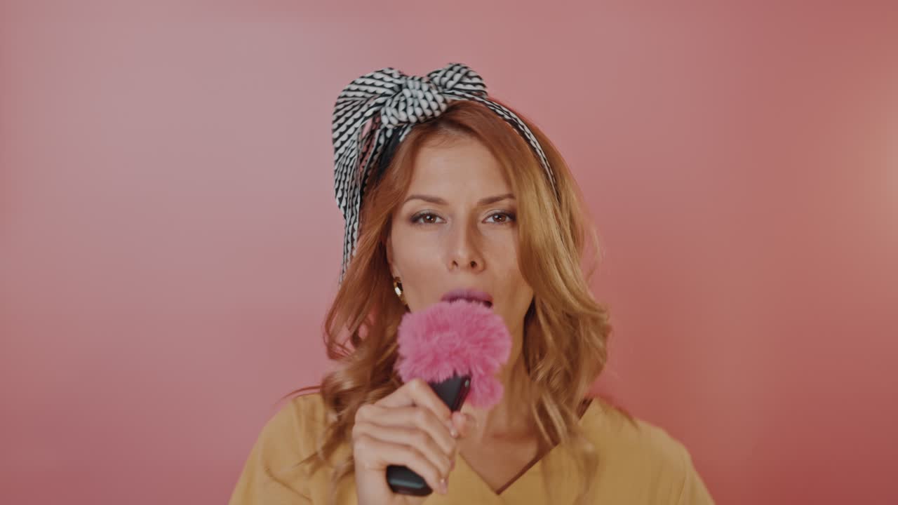 женщина поет с микрофоном.