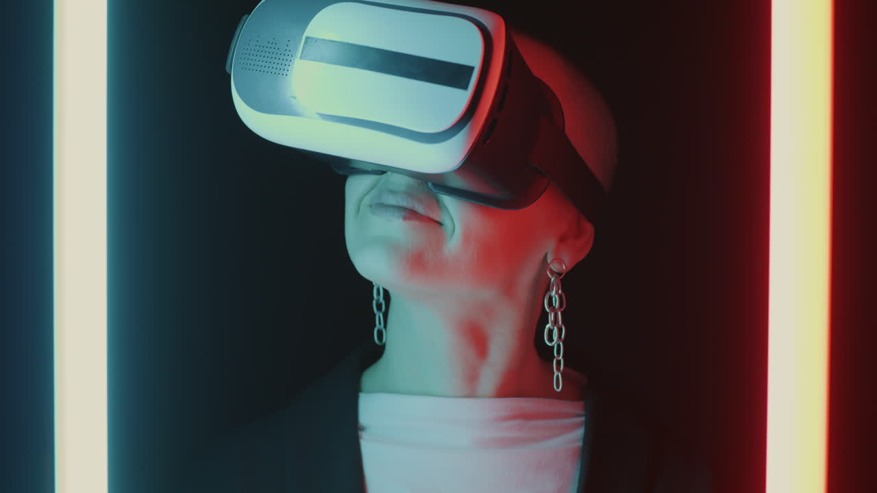 Mulher experimentando realidade virtual