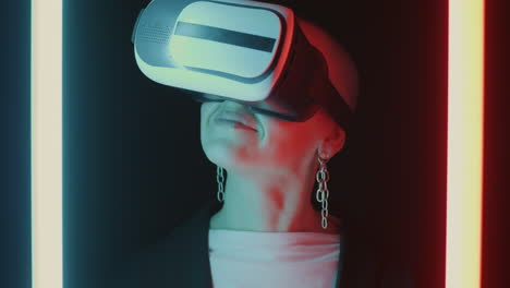 mujer experimentando la realidad virtual