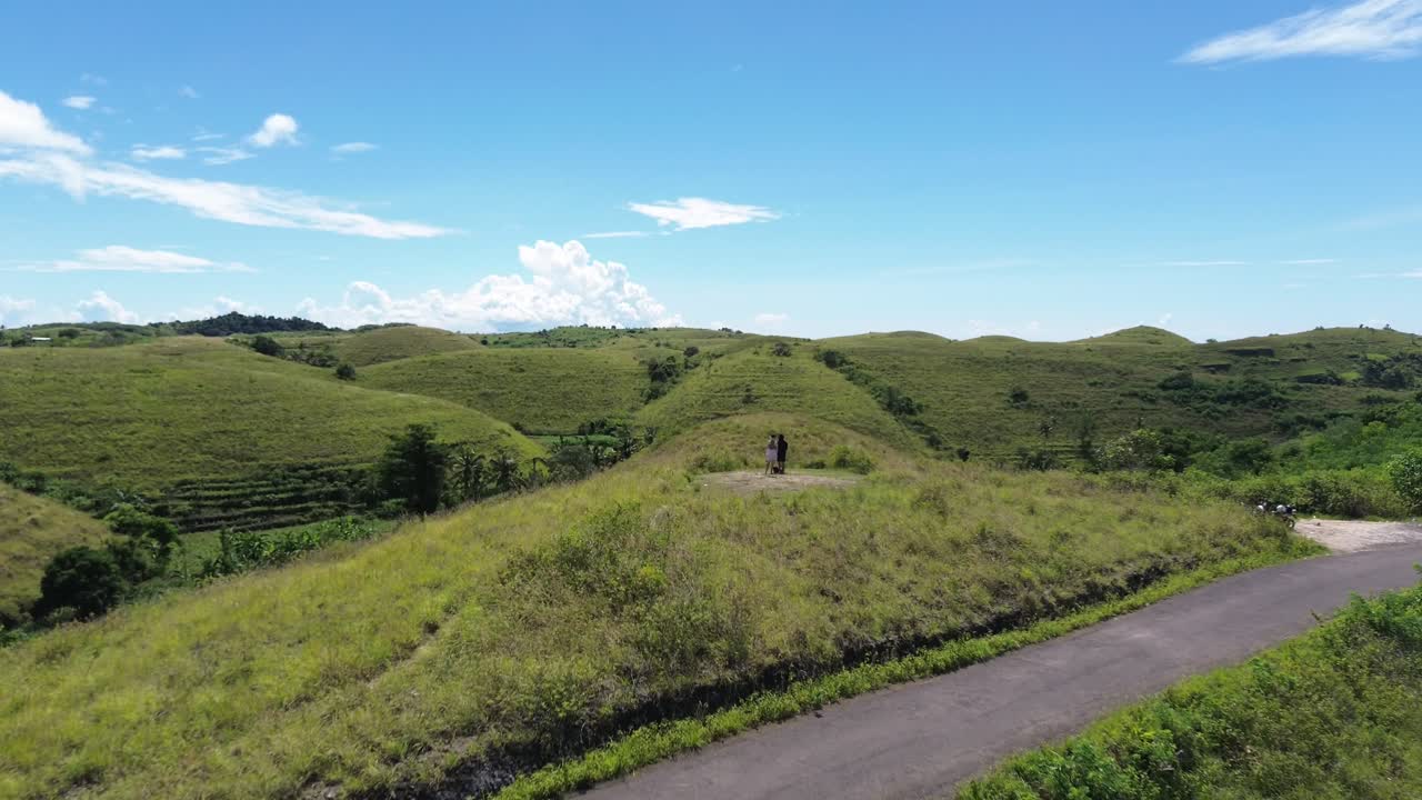 인도네시아의 고 푸른 하늘 아래의 은 푸른 언덕