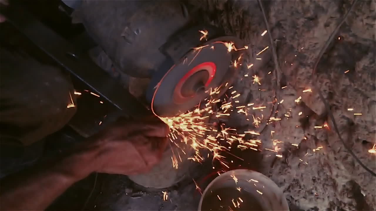 afilando la cuchilla para la guadaña con amoladora eléctrica-2