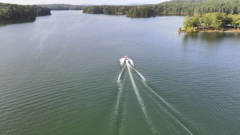 Ein-Boot,-Das-Sich-Mit-Voller-Geschwindigkeit-über-Offenes-Wasser-Bewegt