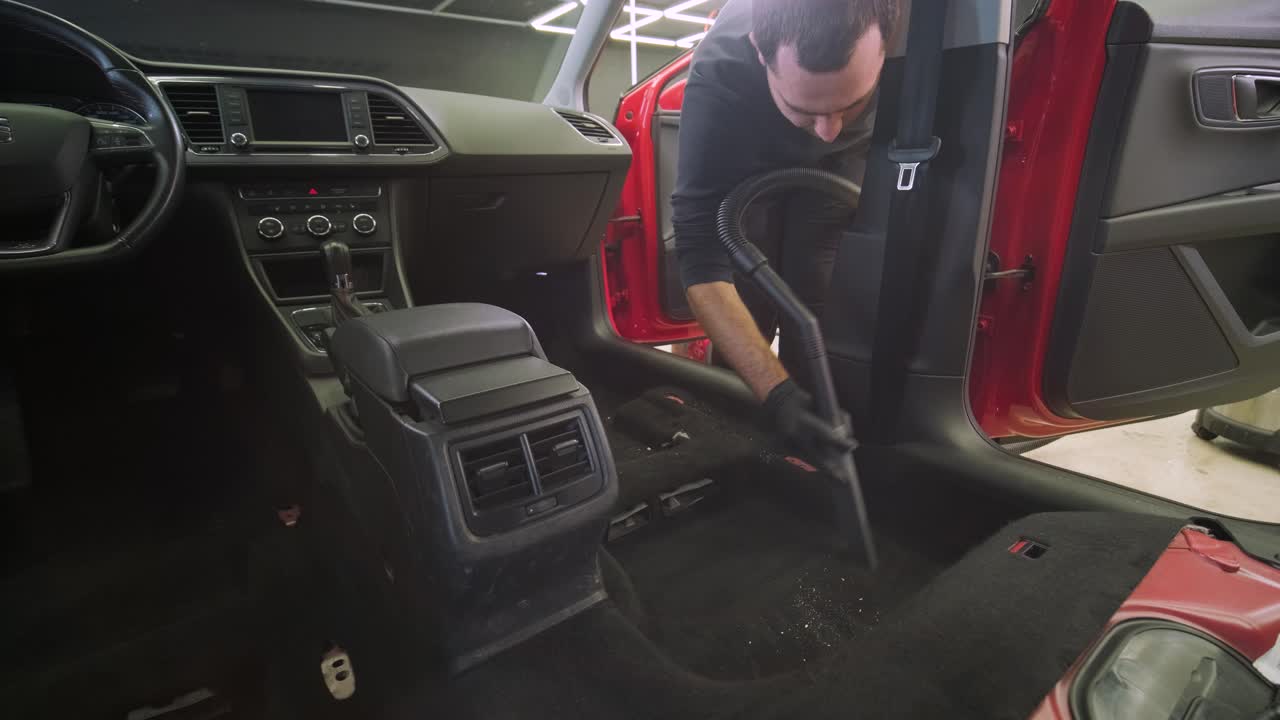전문적인 자동차 청소. 샤워. 인테리어 세부 사항. 자동차 인테리어를 건조 청소 및 세부 사항; 깊은 좌석 청소; 자동차 세탁에서 거품을 는; 먼지에서 자동차 패널을 청소하는; 진공청소기