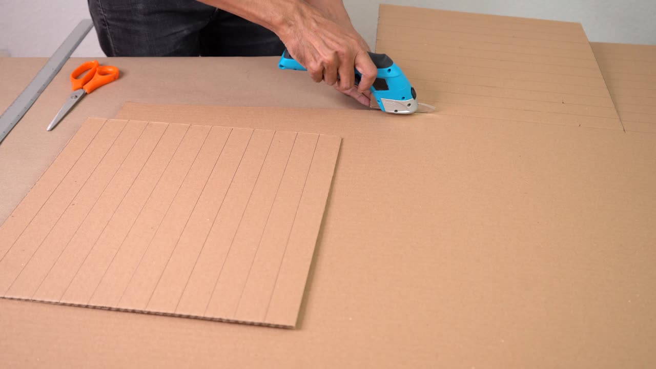 Realizzazione precisa di cartone con utensile da taglio elettrico