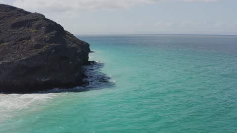 Drone-Dispara-Una-Antena-Sobre-La-Playa-De-Tecolote,-Baja,-México