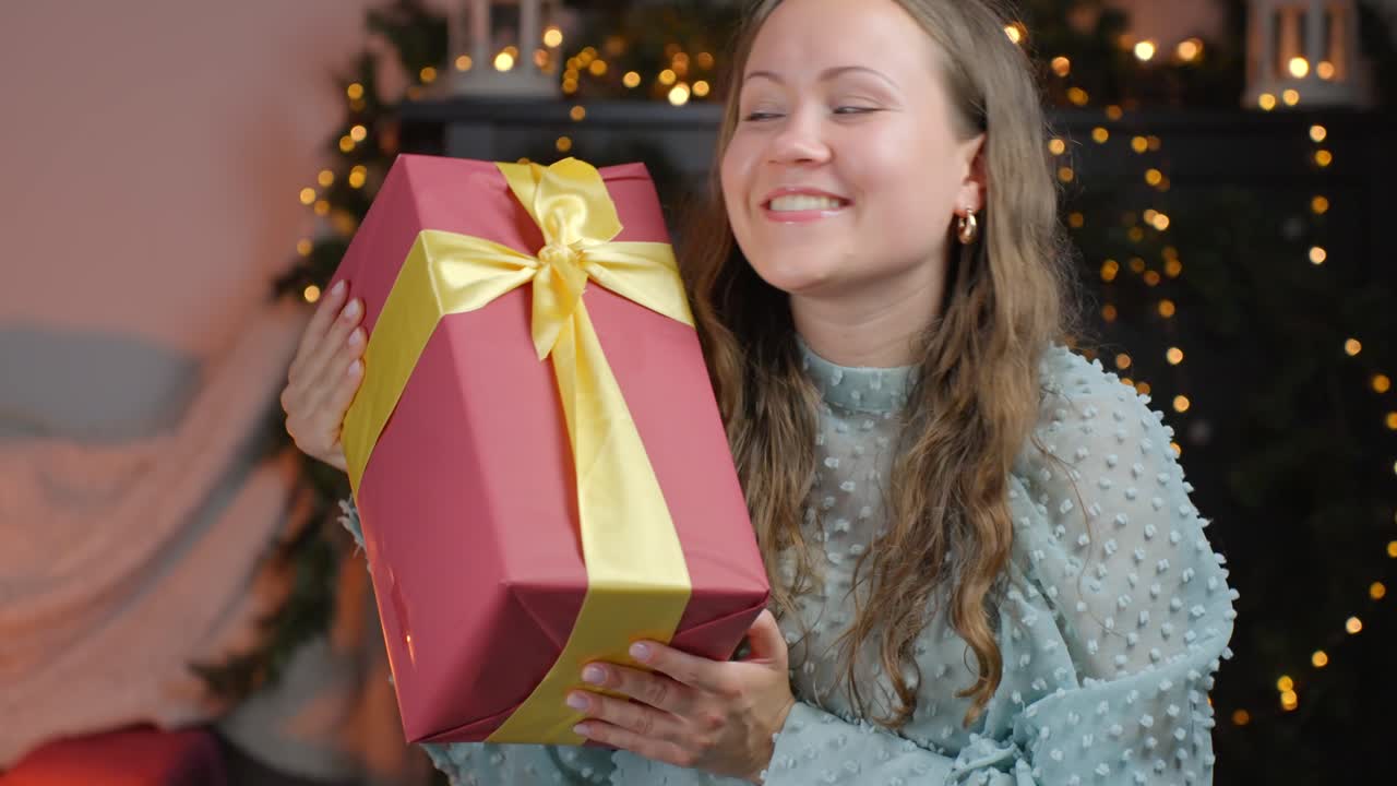 la alegría de recibir regalos en navidad con una gran sonrisa
