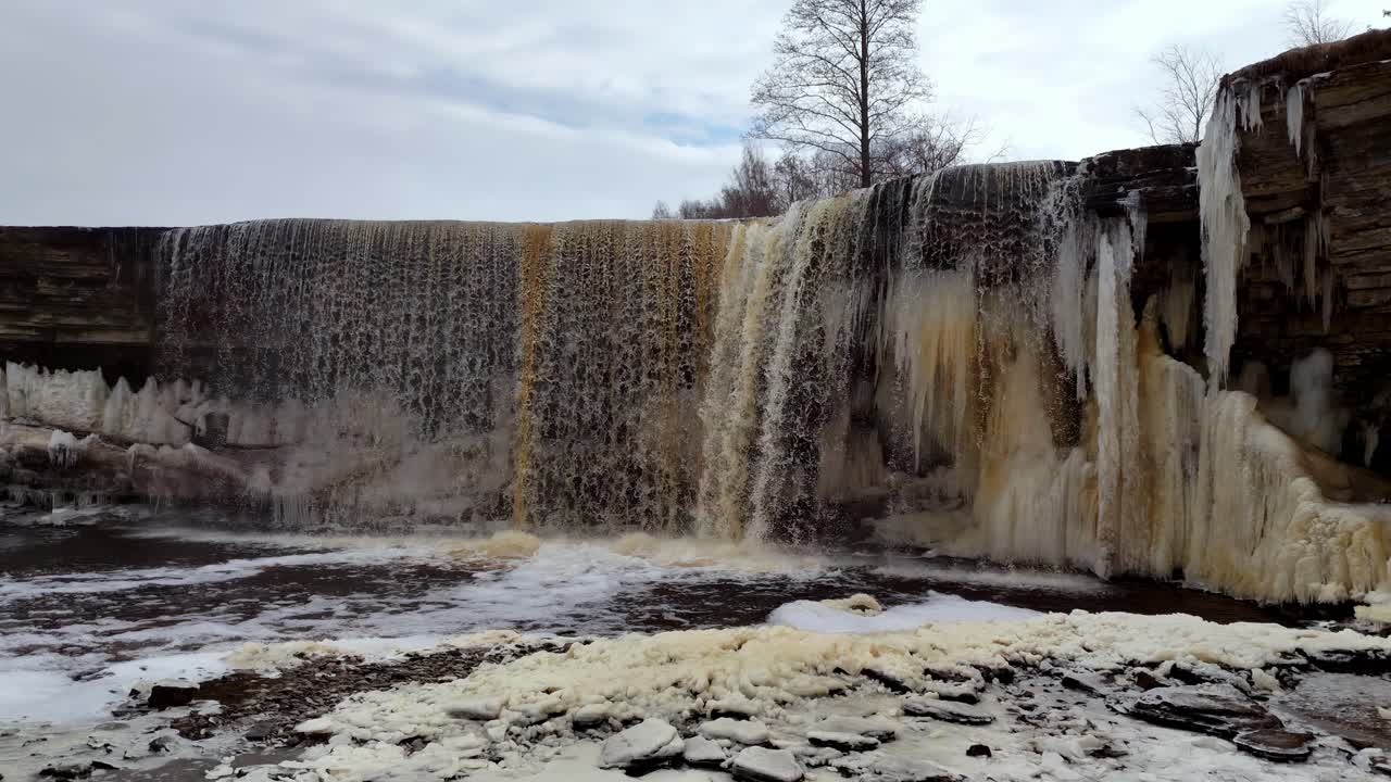 vista aérea de estonia cascada de jägala río jägala, parque forestal natural cerca del golfo de finlandia, imágenes de naturaleza de drones