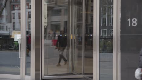 Cerca-De-La-Entrada-Al-Edificio-De-Oficinas-Con-Puerta-Giratoria-En-Mayfair,-Londres,-Gran-Bretaña.