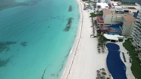 Beachfront-Hotel-with-Swimming-Pool-in-Cancun,-Mexico