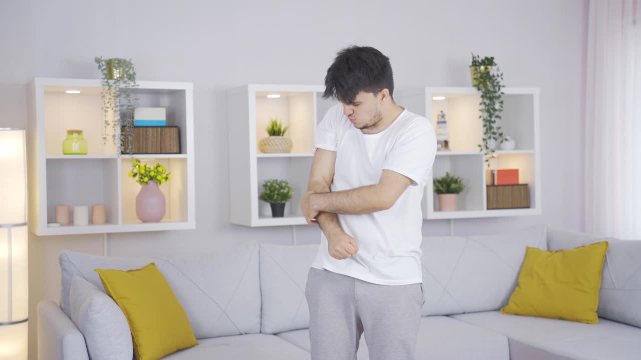 家でボクシングする男は腕を痛めます.