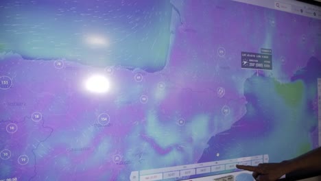 toma en cámara lenta de una persona presionando en el mapa meteorológico interactivo