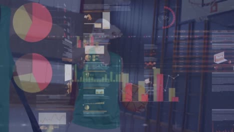 animación del procesamiento de datos financieros sobre un grupo diverso de jugadoras de baloncesto en el gimnasio