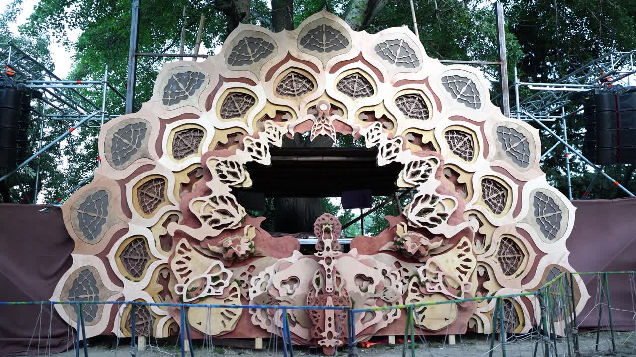 육각형 모양으로 만들어진 추상적인 건축 구조물