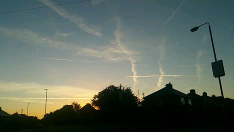 lapso de tiempo de la puesta del sol de la mañana con el paso de aviones