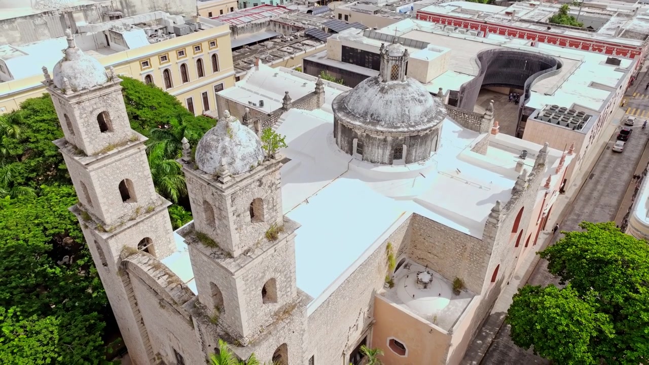 Merida, Yucatan, Meksika'daki San Ildefonso Katedrali'nin ikiz çan kulelerinin havadan görünümü, etraflarına yayılan kolonyal şehirle birlikte.