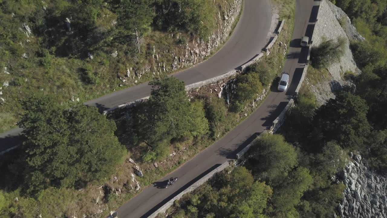 carretera de montaña con vehículos