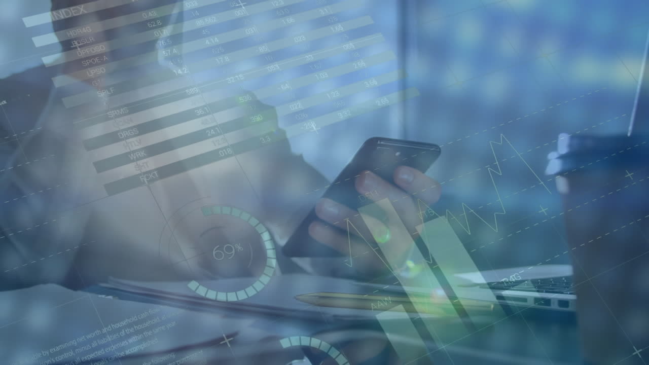 animazione di un'interfaccia infografica su un uomo caucasico che guarda un video sullo smartphone