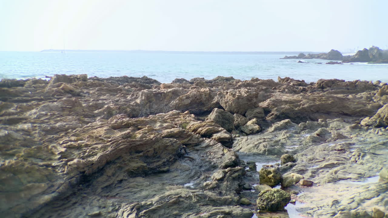 línea costera rocosa