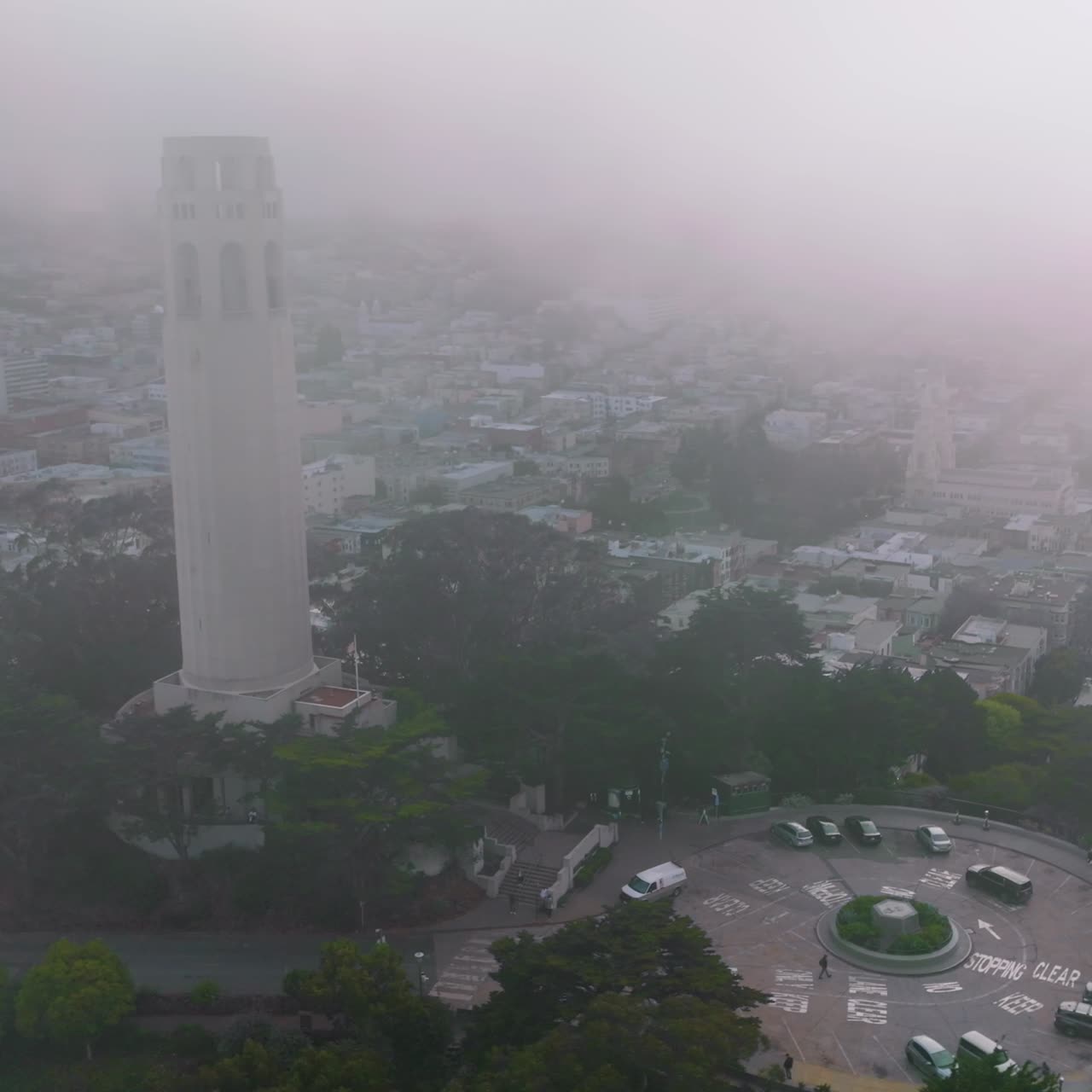 Prachtige witte toren aan de kust van San Francisco. Dichtbebouwde stad bedekt met dikke witte mist. Luchtfoto