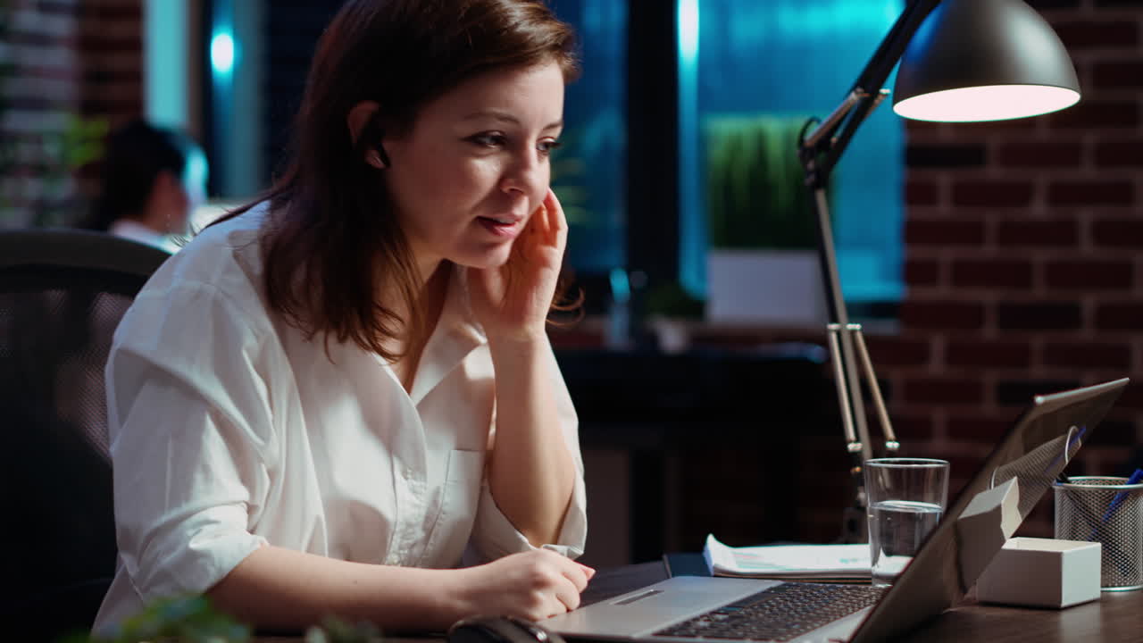 Medarbejder ringer til lederen eksternt via internetvideoopkald for at bede om feedback
