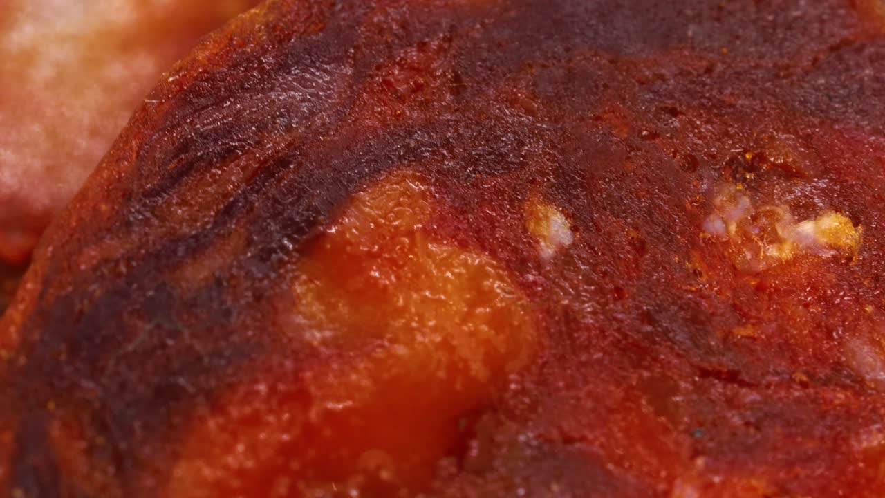macro disparo de rebanadas de chorizo español de color rojo intenso