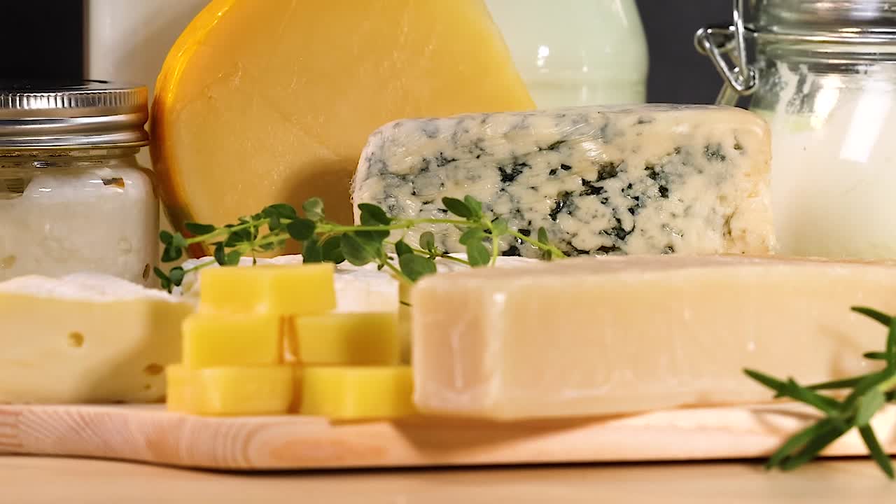 varios productos lácteos dispuestos en una superficie de madera