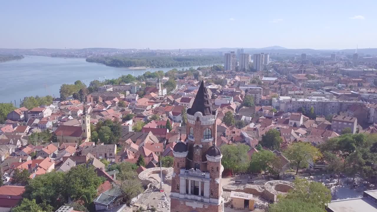 increíble toma aérea de 4k de la ciudad vieja de zemun y gardos kula en belgrado