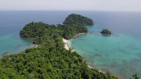 vista aérea de la isla de coiba y la isla ranchería en panamá, que muestra una vegetación exuberante y aguas claras de color turquesa